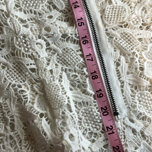 CABI NEEDLE OFF WHITE LACE SLEEVELESS ZIP BACK SHELL CABI SZ M - Picture 16 of 16